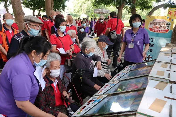 中彰榮家慶祝榮民節 王正向榮民前輩致敬感恩