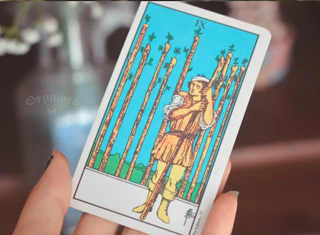 Saiba o significado da Carta 9 de Paus no Tarot do amor, dinheiro e trabalho, na saúde, como obstáculo ou invertida e como conselho.