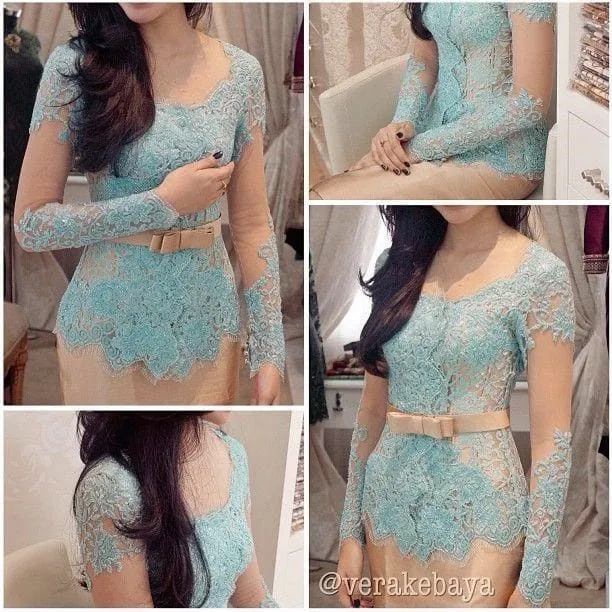 Kebaya berwarna biru muda