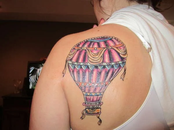 imagen de un tatuaje de globo aerostatico para mujer