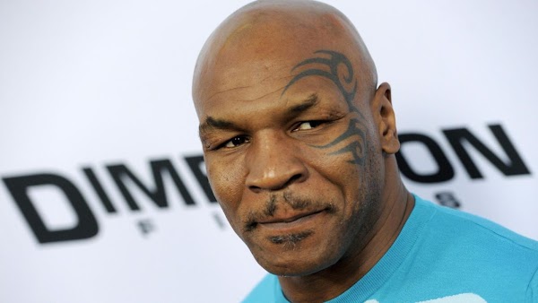 Mike Tyson se tomó una selfie con un pasajero y después lo golpeó dentro de un avión