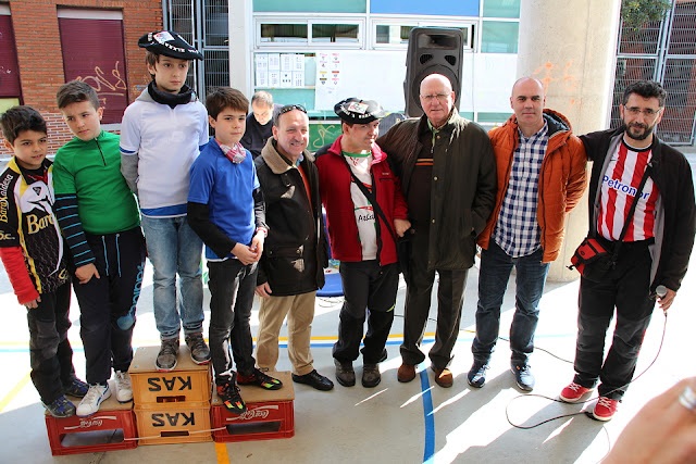 Los escolares de la ikastola Alkartu homenajean al ciclista paralímpico barakaldés Josetxu Pedrosa