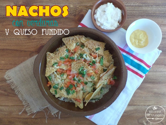 Nachos con verduras y queso fundido