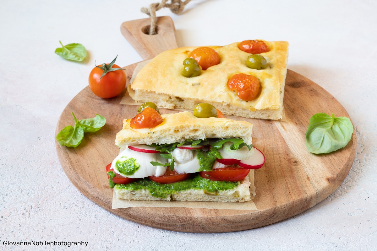 Focaccia farcita con mozzarella, pomodori e pesto