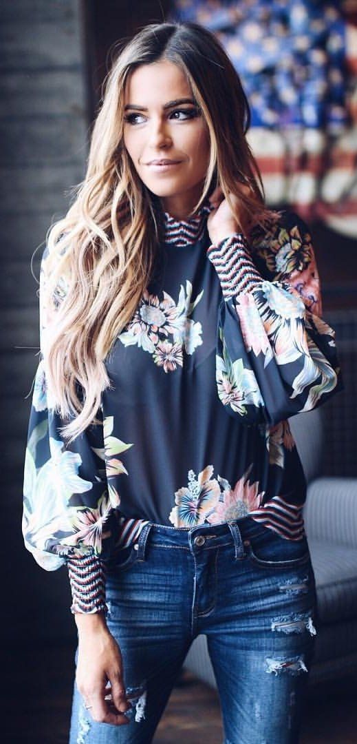 fashion trends / floral blouse and ripped jeans