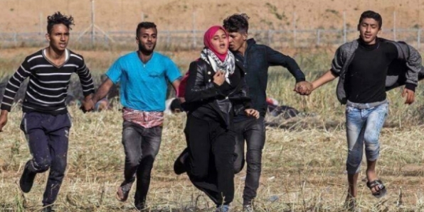 Viral 4 Pria Lindungi Wanita Palestina, Bikin Hati Bergetar