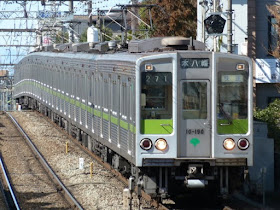 京王電鉄　快速　本八幡行き2　都営10-000形190