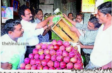 கிலோவிற்கு 400 கிராம் ஏமாற்றி பழங்கள் விற்ற மதுரை பழ கடைகாரர்கள்: எவ்வாறு ஏமாற்றினார்கள் என விளக்கம்