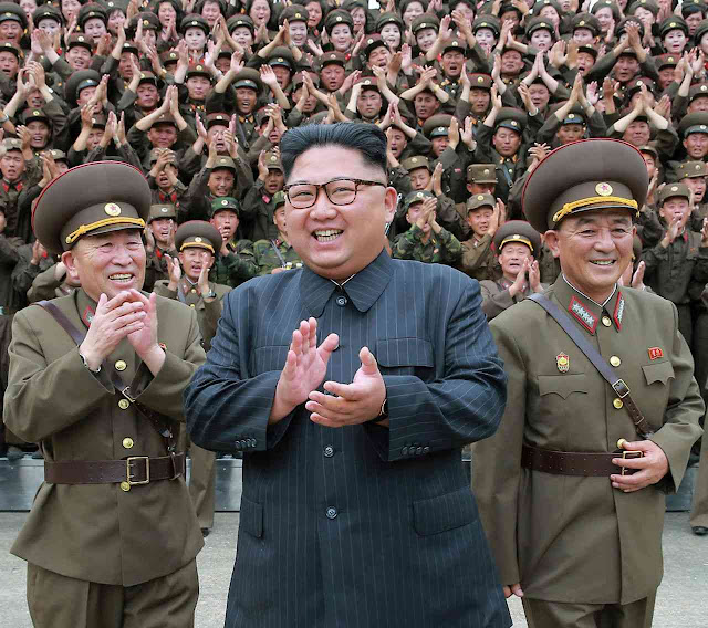 O ditador Kim Jong-un teatraliza uma compacta e fanática fidelidade militar. Mas a realidade é muito diferente.
