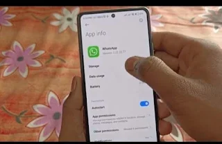 whatsapp open nahi ho raha hai kya karen