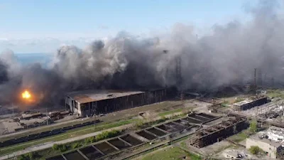 Uma vista aérea mostra o bombardeio no complexo siderúrgico Azovstal, em Mariupol