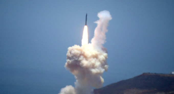 Mundo// EEUU lanza dos antimisiles en el Pacífico