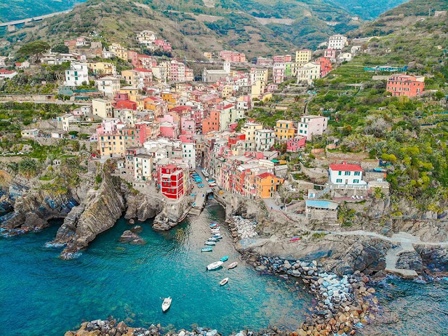 Để đến Cinque Terre, du khách có thể lựa chọn đi phà hoặc tàu. Lonely Planet khuyên mọi người nên sử dụng tàu để di chuyển giữa các ngôi làng. Ôtô cũng là một lựa chọn nhưng sẽ có vài điểm bất tiện như đường xấu, cấm xe, phí gửi đắt...     Sự bình yên của Cinque Terre khiến thời gian ở đây như chậm lại. Một chuyến du lịch tới đây nên kéo dài khoảng 3-4 ngày để bạn có thể làm quen với những con đường ngoằn ngoèo trong làng và thưởng thức đặc sản địa phương.