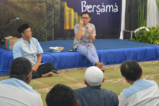 www.ceritaseleb.top -   Eko Patrio di tengah-tegah Karyawan dan karyawati Ekomando Grup, "Rutin mengadakan santunan untuk anak Yatim dan kaum DHuafa memang menjadi komitmen kami di EKomando, apalagi di bulan yang penuh berkah dan ampunan ini, kita lebih intens melakukan hal itu." Demikian ungkap Eko Patrio.