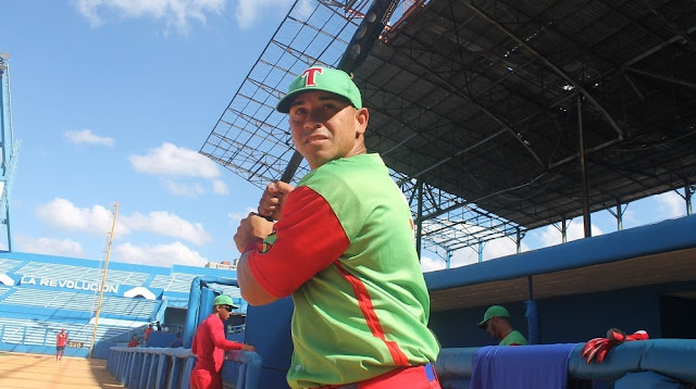 El capitalino está encendido y como refuerzo en esta segunda fase, con la camiseta verde y roja de los leñadores, promedia para 350 de average ofensivo (100-35) con 27 remolcadas, 6 jonrones, y exhibe un OPS espectacular de 1065, tercero entre todos los participantes