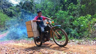 Menebarkan Semangat Budaya Membaca dan Literasi Hingga Ke Pelosok, 4 Jempol Untuk Bapak ini...