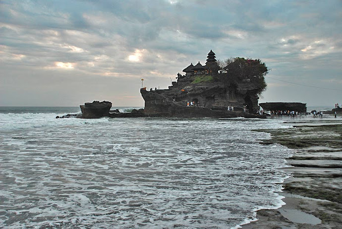 El mar y el templo Tanah Lot 