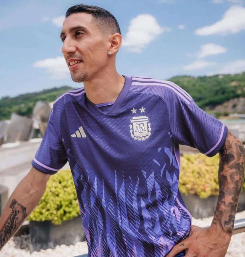 Di María con la nueva camiseta suplente para el Mundial de Qatar 2022