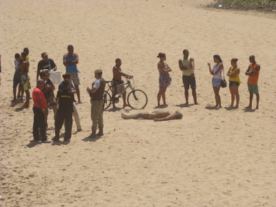 Bombeiro resgata corpo no mar do Rio Vermelho