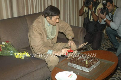 Dev Anand celebrates birthday with media