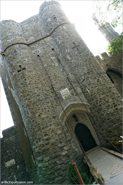 Puerta y Puente Levadizo del Castillo Medieval Hammond, Gloucester