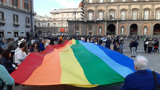 immagine della maxi-bandiera della pace dispiegata nella piazza e portata a mano da una ventina di persone