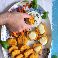 Bolinhos de peixe e batata doce com molho de iogurte 