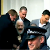 Julián Assange el creador de WikiLeaks fue arrestado por la seguridad británica.