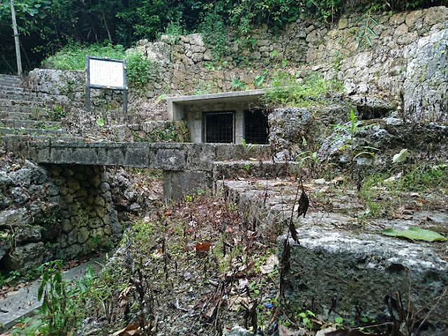 糸数樋川とカマンカジの写真