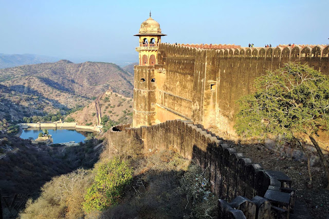 Jaigarh fort overlooking the Aravalli mountains