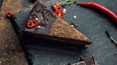 Il cioccolato, uno dei classici cibi afrodisiaci, contiene una rilevante quantità di feniletilamina, una sostanza dalle proprietà simili all'anfetamina che si sviluppa nel corpo quando si è innamorati, oltre che contenere un'altra sostanza che agisce sull'umore.  Il peperoncino, stimola il rilascio di endorfine sostanze in grado di dare un senso di benessere.  Torta al Cioccolato e Peperoncino 