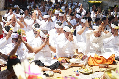 Pemkot Denpasar ‘Ngaturang Bhakti Pujawali’ di Pura Luhur Uluwatu