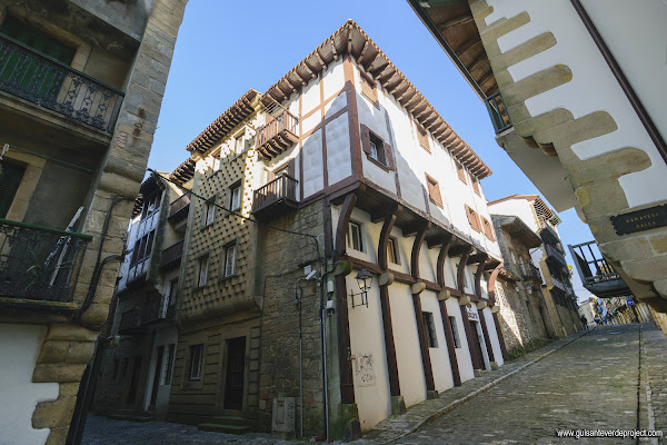 Harategi kalea - Hondarribia, por El Guisante Verde Project