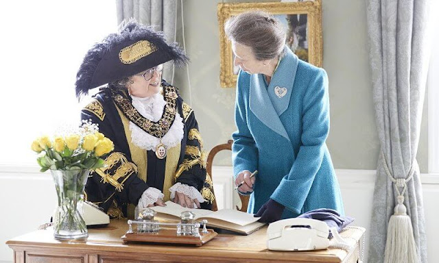 Princess Anne wore a blue long coat, black suede boots, diamond brooch. The Queen’s Platinum Jubilee Civic Honours Competition