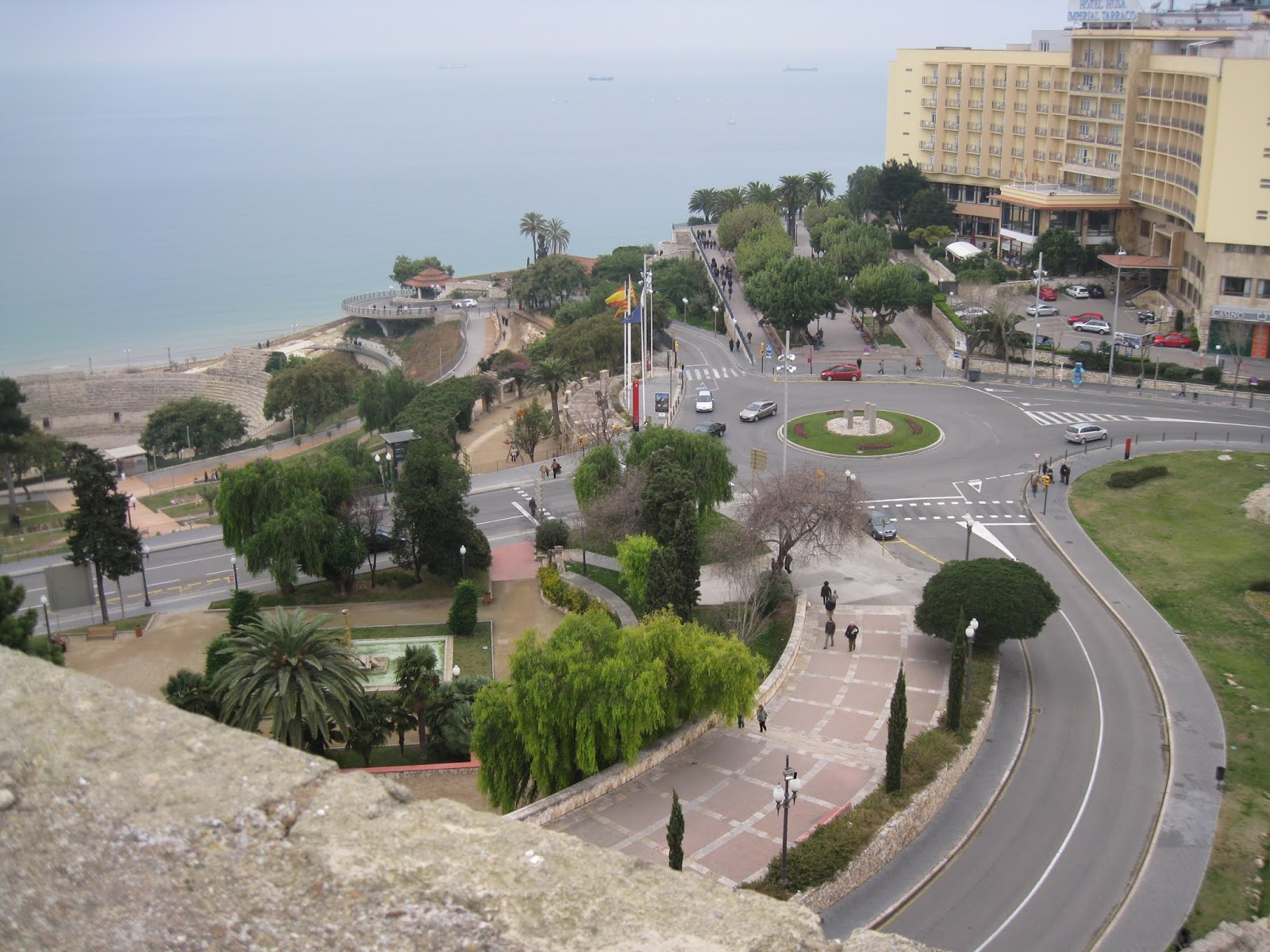 Plaza delante del Hotel Imperial Tarraco y el Anfiteatro