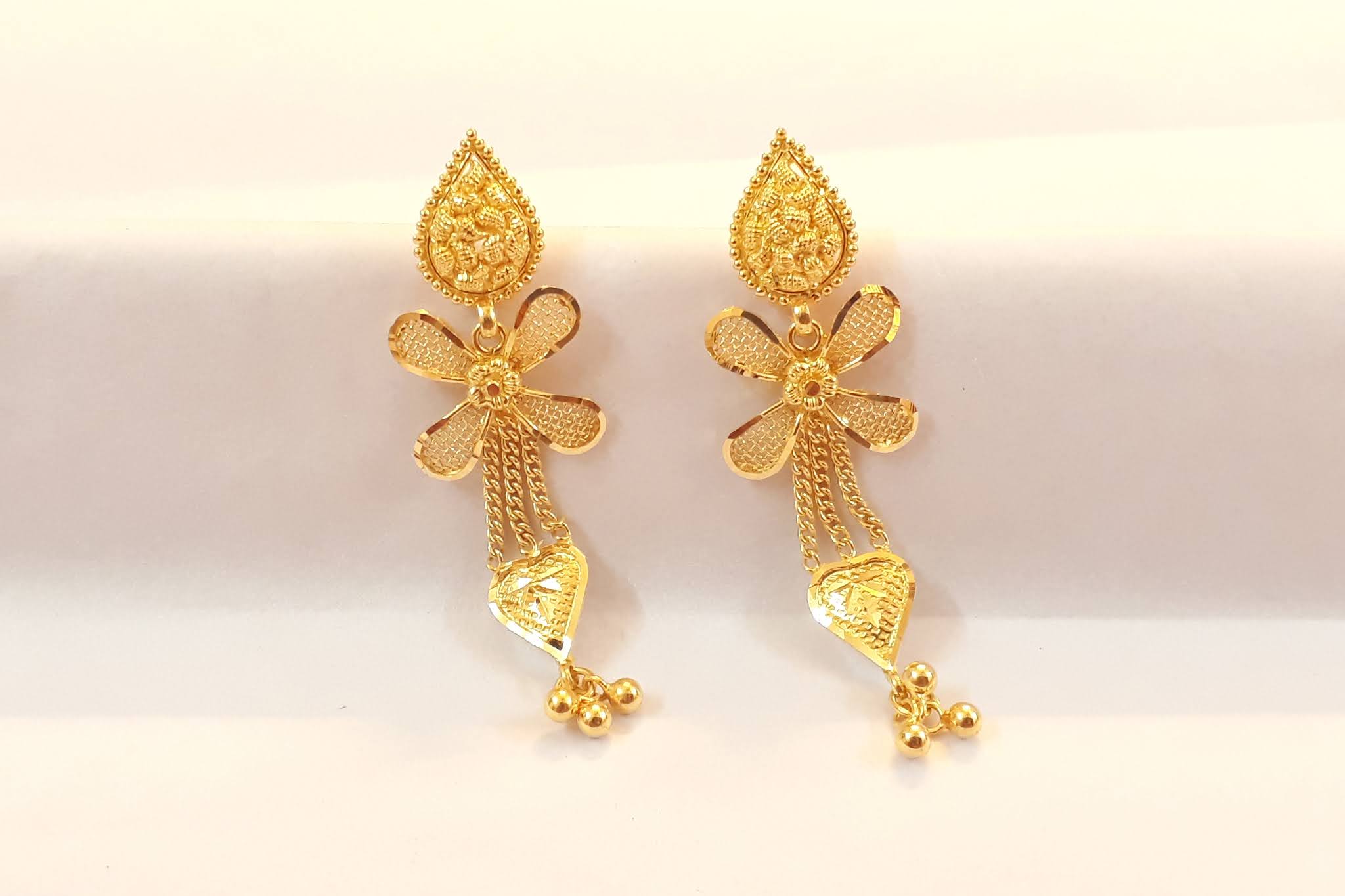 Gold Earrings designs,gold hoop earrings,gold drop long earrings,gold pinjada jhumka designs,gold chandbali earrings,gold Ear studs designs,Party wear earrings,Daily Wear gold earrings,fancy earrings designs,Latest new modles gold earrings,gold earrings huge designs,bridal gold earrings,gold studs designs,light weight gold earings designs,latest gold earings,daily wear gold stud designs,gold ear studs designs,Bridal Gold Long Earring Designs,latest ear studs