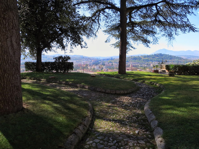 Garden Rocca dei Rettori - Going for a Walk