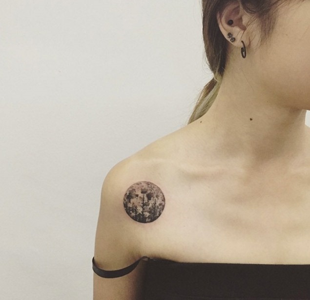 Esta árvore e a lua ombro tatuagem