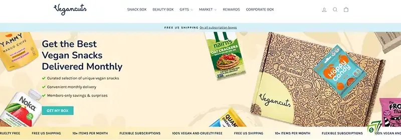 صورة تعبر عن برنامج All Around Vegan Box للتسويق بالعمولة، تُظهر صندوق اشتراك شهري يحتوي على منتجات نباتية متنوعة مثل وجبات خفيفة، مشروبات، حلويات، وقمصان بعبارات نباتية، في تصميم نظيف وودّي يعكس أسلوب حياة نباتي بسيط ومتجدد.