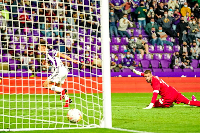 El balón impulsado por Álvaro Aguado entra en la portería mientras Dani Jiménez se lamenta. REAL VALLADOLID C. F. 2 A. D. ALCORCÓN  0. 26/09/2021. Campeonato de Liga de 2ª División, jornada 7. Valladolid, estadio José Zorrilla. GOLES: 1-0: 19’, Álvaro Aguado. 2-0: 86’, Shon Weissman.