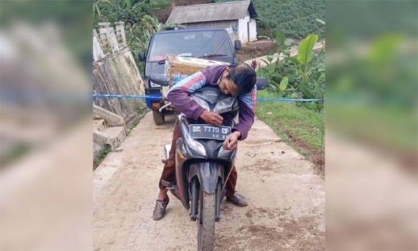 Sakit Tetap Dagang demi Keluarga, Bapak Penjual Es Meninggal di Atas Motornya