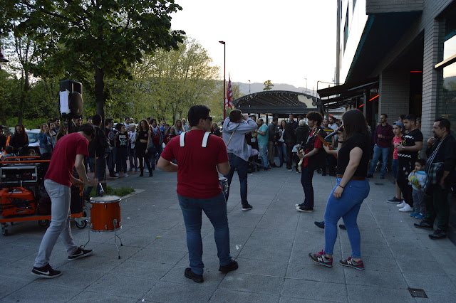 bajada de disfraces en las fiestas de Lutxana