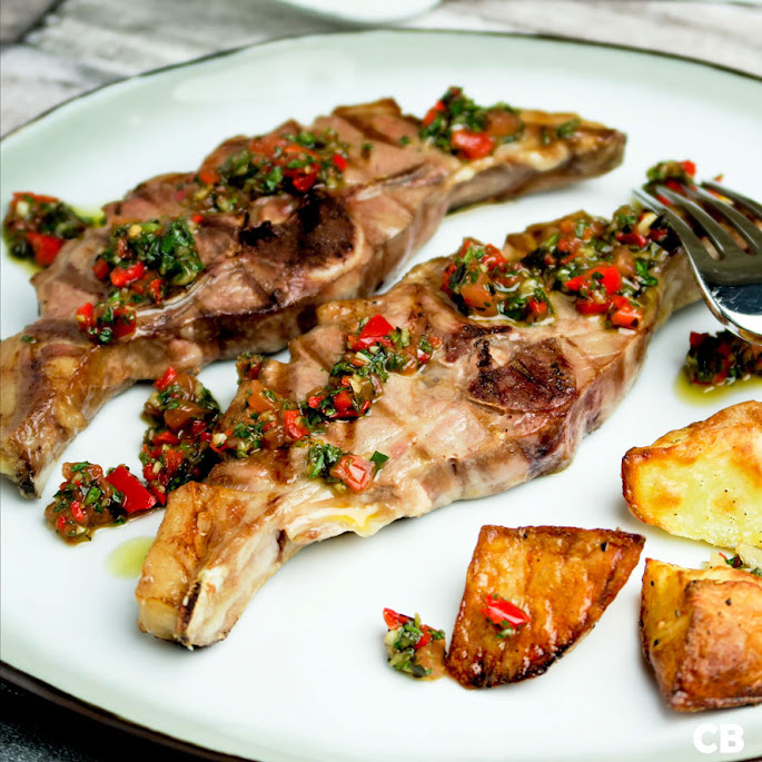 Recept: malse lamskarbonaadjes met Argentijnse chimichurri