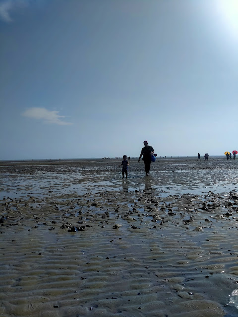 bayang anak ayah di tengah pantai morib berlumpur