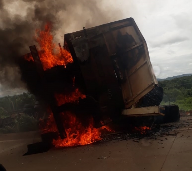 Carreta carregada tomba, pega fogo e interdita BR-364 nesta terça-feira