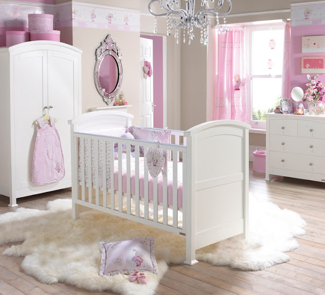 кімната для дівчинки з пухнастими килимками в рожевому