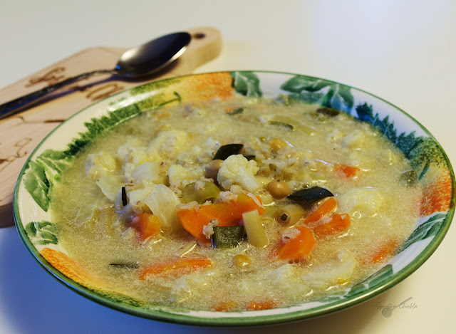 Zupa warzywna z cieciorką i kaszą