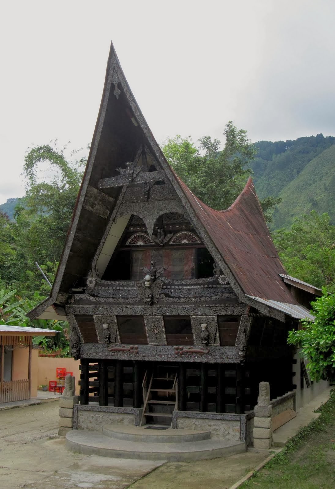 BERAGAM RUMAH ADAT DI DANAU TOBA PENUH DENGAN SARAT 