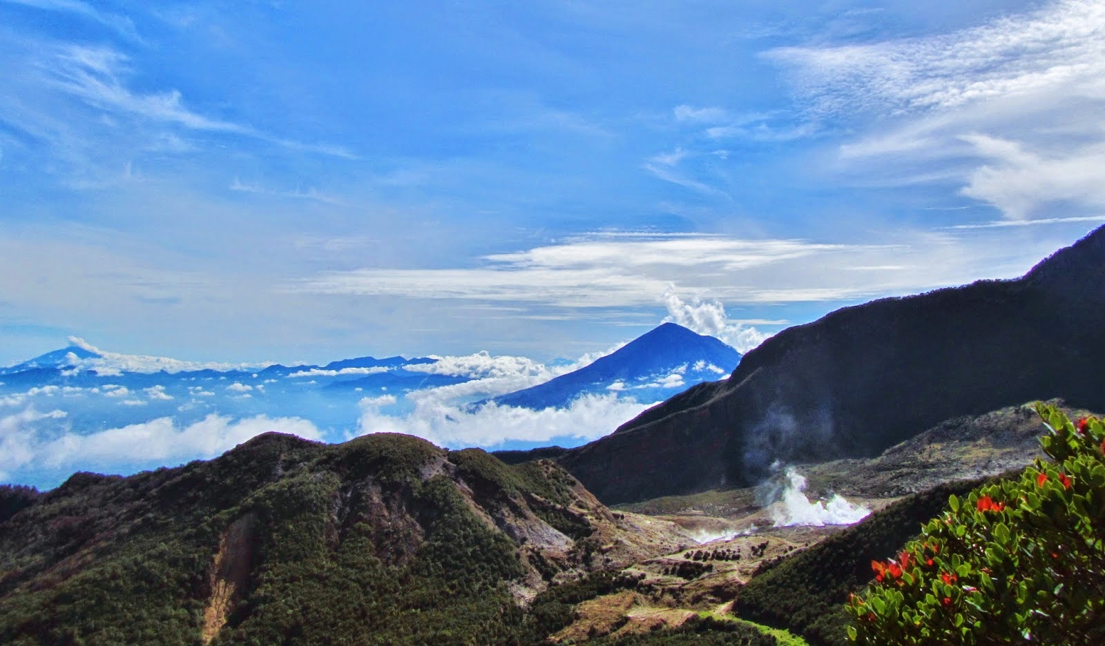Mendaki Gunung Papandayan Garut Jawa Barat PESONA WISATA 