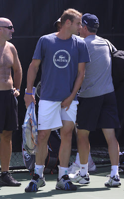 HQ Picture of Roddick scratching his itchy balls